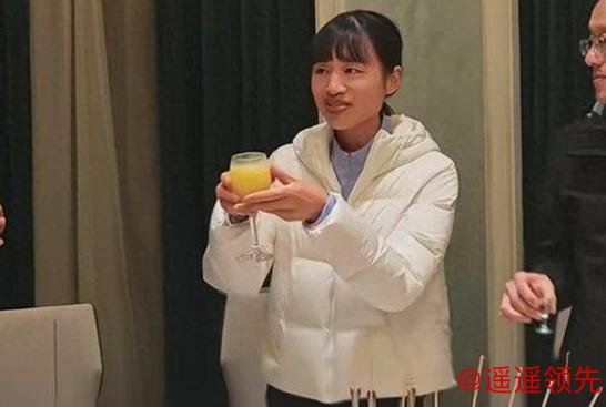 张水华在酒桌前腼腆甚至社恐，与所有人都格格不入：我不太会说话